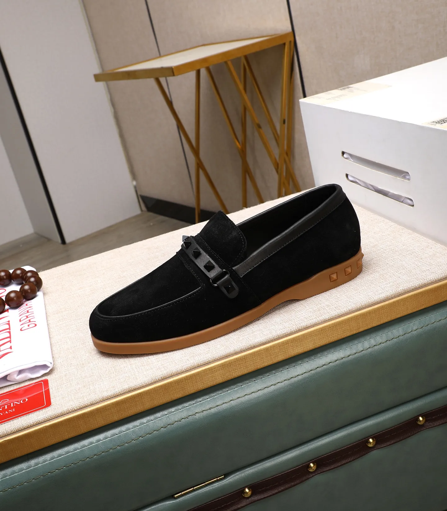 Men's shoes 💰520 [Valentino-Valentino] High-quality boutique men's shoes. The same style as the celebrities, original and authentic.✅ Made of imported cowhide + original apricot cowhide lining. The French luxury model is priced at 14,080 Swiss francs. It is also a Paris Fashion Week catwalk model. A brand can be deeply rooted in your heart, and a pair of shoes can make you linger. What you wear is not only noble, but also an aura. 👻Standard 38-45